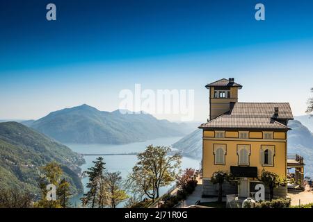 Palazzo mit Restaurant, Monte Bre, Lugano, Luganersee, Tessin, Schweiz Stockfoto