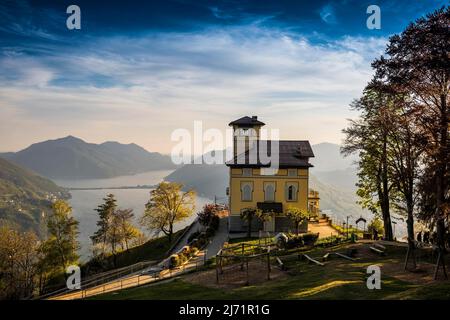 Palazzo mit Restaurant, Monte Bre, Lugano, Luganersee, Tessin, Schweiz Stockfoto