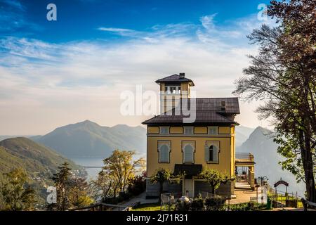 Palazzo mit Restaurant, Monte Bre, Lugano, Luganersee, Tessin, Schweiz Stockfoto