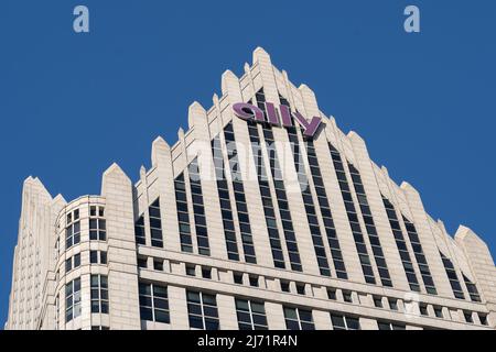 Detroit, Michigan, USA - 26. Dezember 2021: Ally-Logo auf ihrem Hauptsitz in Detroit, Michigan, USA. Stockfoto