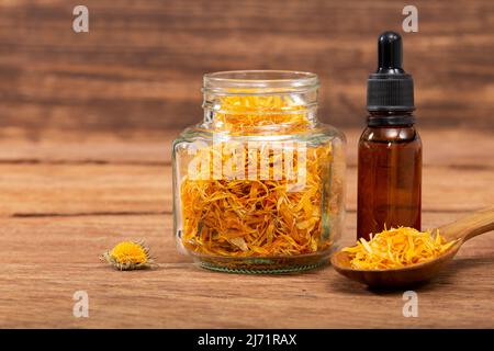 Calendula officinalis - Calendulaöl in dunkler Kosmetiktropfer Stockfoto
