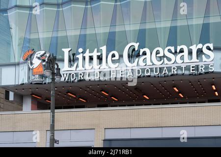 Detroit, Michigan, USA - 26. Dezember 2021: Little Caesar World Headquarters unterzeichnet in Detroit, Michigan, USA. Stockfoto