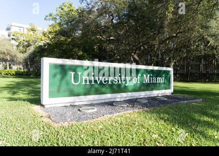 Miami, FL, USA - 2. Januar 2022: Grundschild der University of Miami. Die University of Miami ist eine private Forschungsuniversität. Stockfoto