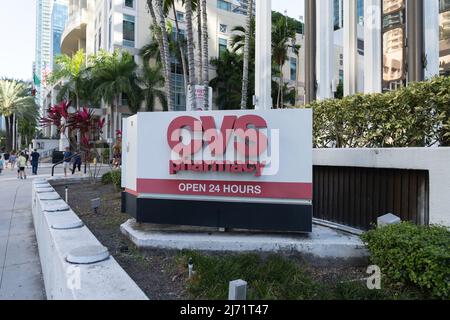 Miami, FL, USA - 2. Januar 2022: Ein CVS-Apotheke-Bodenschild in der Innenstadt von Miami, FL, USA. Stockfoto