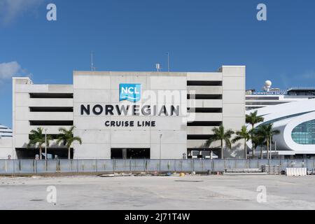 Miami, FL, USA - 2. Januar 2022: Nahaufnahme des Norwegian Cruise Line-Logos am PortMiami in Miami, USA. Stockfoto