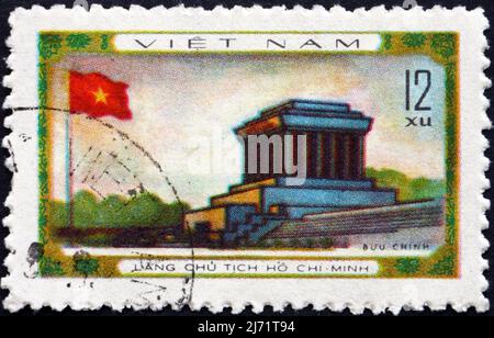 VIETNAM - UM 1973: Eine in Vietnam gedruckte Briefmarke zeigt das Ho Chi Minh Mausoleum, um 1973 Stockfoto