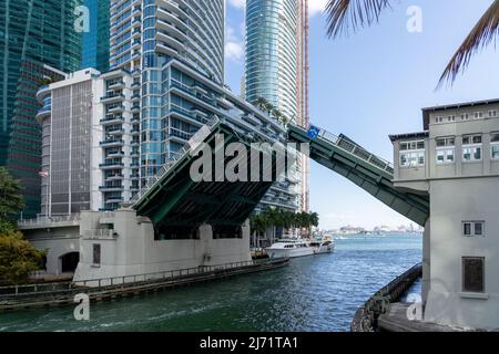 Miami, Florida, USA - 2. Januar 2022: Brickell Avenue Bridge in Miami. Die Brickell Avenue Bridge ist eine Bascule-Brücke in der Innenstadt von Miami, die trägt Stockfoto