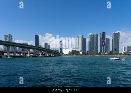 Miami, Florida, USA - 2. Januar 2022: Miami Wolkenkratzer und General Douglas MacArthur Causeway, Florida, USA. Stockfoto