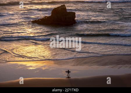 Surfer mit Surfbrett Spaziergänge entlang Praia do Tonel, Sagres, Portugal Stockfoto