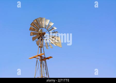 Windturbine (Windmühle) zur Gewinnung von Grundwasser aus unterirdischen Grundwasserleitern mittels Bohrlöchern, Kalahari-Wüste, Namibia, Soutwest Africa ... mehr Stockfoto