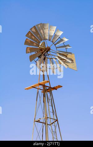 Windturbine (Windmühle) zur Gewinnung von Grundwasser aus unterirdischen Grundwasserleitern mittels Bohrlöchern, Kalahari-Wüste, Namibia, Soutwest Africa ... mehr Stockfoto