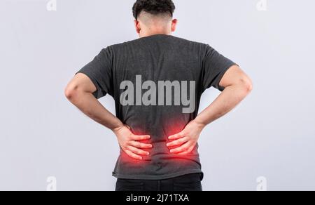 Mann mit Wirbelsäulenproblemen, Person mit Rückenproblemen auf isoliertem Hintergrund, Konzept mit Lendenwirbelproblemen, ein wund Mann mit Rückenschmerzen Stockfoto