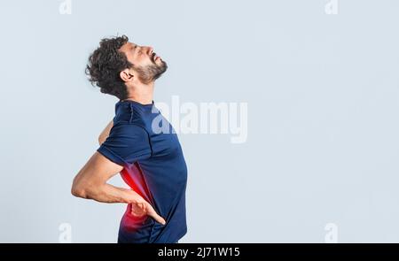 Mann mit Wirbelsäulenproblemen, Person mit Rückenproblemen auf isoliertem Hintergrund, Konzept mit Lendenwirbelproblemen, ein wund Mann mit Rückenschmerzen Stockfoto
