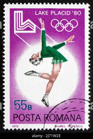 RUMÄNIEN - UM 1979: Eine in Rumänien gedruckte Marke zeigt Figure Skating, Olympische Winterspiele 1980, Lake Placid, um 1979 Stockfoto