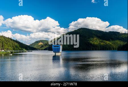 Sance Damm auf dem Fluss Ostravice mit Hügeln von Moravskoslezske Beskiden in der Tschechischen republik Stockfoto