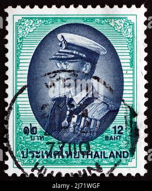 THAILAND - UM 1999: Eine in Thailand gedruckte Briefmarke zeigt König Bhumibol Adulyadej, Rama IX, König von Thailand, um 1999 Stockfoto