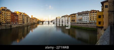 Ausblick im Morgenlicht von der Brücke Ponte Vecchio auf die Brücke Ponte Santa Trinita, Fluss Arno, Florenz, Toskana, Italien Stockfoto