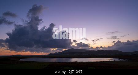 Panoramablick auf Wolken bei Sonnenuntergang, Keel, Achill Island, Irland Stockfoto