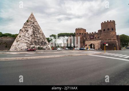 Rom, Italien - 30. September 2012. Die Pyramide von Cestius Piramide di Caio Cestio oder Piramide Cestia und Porta San Paolo Tor im Hintergrund. Blick von Stockfoto