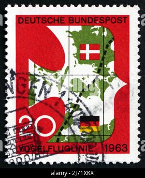 DEUTSCHLAND - UM 1963: Eine in Deutschland gedruckte Briefmarke zeigt Karte mit neuer Eisenbahnverbindung, deutsche und dänische Flaggen, um 1963 Stockfoto