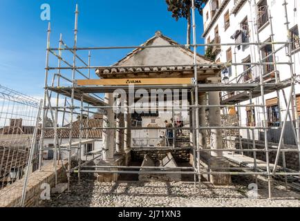 Gerüstrekonstruktion im Waschhaus Puerta del Sol plaza, bedeckt mit Säulen aus einer Kapelle, die nebenan gebaut wurde. Realejo, Granada Stockfoto