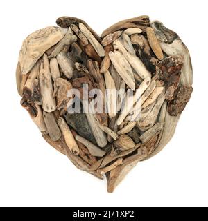 Herzförmige rustikale Skulptur aus Treibholz auf weißem Hintergrund. Natürliches romantisches Symbol. Draufsicht, flach liegend. Stockfoto