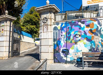 Wandbild mit einem Mosaikwolfkopf an der Wand des Tores des Gartens Colegio de Santo Domingo de Vistillas. Realejo, Granada, Andalusien, Spanien Stockfoto