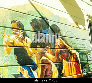 Wandgemälde mit einer Gruppe von Frauen an der Wand des Gartens Colegio de Santo Domingo de Vistillas. Realejo, Granada, Andalusien, Spanien Stockfoto