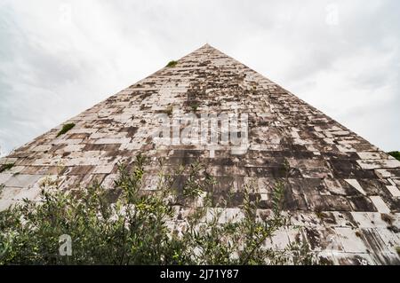 Die Pyramide von Cestius Piramide di Caio Cestio oder Piramide Cestia Blick vom Platz Piazzale Ostiense. Rom, Latium, Italien. Stockfoto