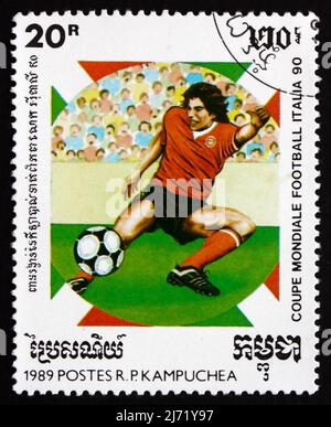 KAMBODSCHA - UM 1990: Eine in Kambodscha gedruckte Marke zeigt Soccer Player in Action, 1990 World Cup Soccer Championships, Italien, um 1990 Stockfoto