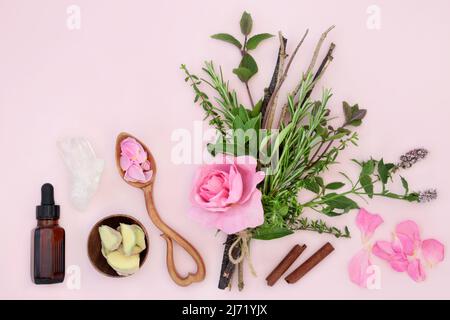 Zutaten für Zaubertrank mit heidnischen Hexen-Paket aus Kräutern und Rosenblüten, Zimt- und Ingwer-Gewürzen mit Tinktur-Flasche und Blütenblättern. Stockfoto