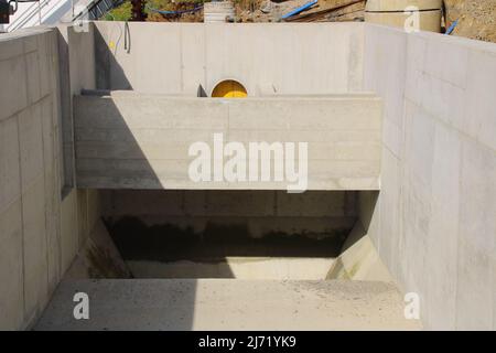 Zufluss in einen neuen Primärklärer in einer Kläranlage Stockfoto