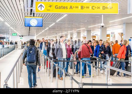 2022-05-01 09:23:06 AMSTERDAM 01-05-2022. Schiphol gelang es nicht, die Anzahl der Reisenden am Sonntag wie geplant zu begrenzen, um die Arbeitsbelastung des Personals zu entlasten. Reisende sollten daher große Menschenmengen berücksichtigen und sollten so früh wie möglich am Flughafen ankommen. ©ANP/Hollandse-Hoogte/ Owen O'Brien niederlande Out - belgien Out Stockfoto