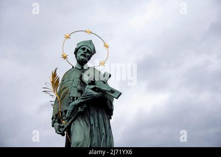 Heiliger Johannes von Nepomuk, Bronzestatue auf der Karlsbrücke, Prag, Tschechien Stockfoto