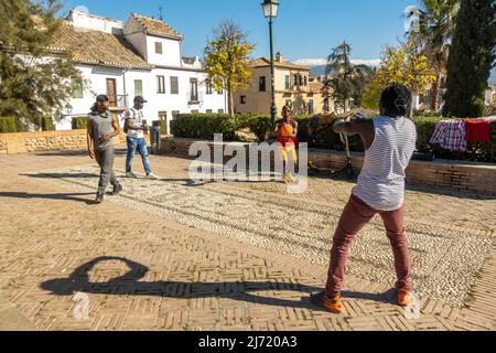 Vier schwarze junge Männer spielen Basketball an einem spontanen Ort im historischen Zentrum von Granada am C San Ncolas, Andalusien, Spanien Stockfoto