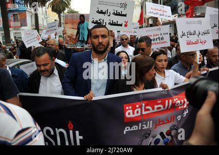 TUNIS, TUNESIEN – 05. MAI 2022: Tunesische Journalisten nehmen an einem marsch Teil, um gegen die Repression von Journalisten zu protestieren, nachdem sie in einer Berichterstattung von Gegnern des tunesischen Präsidenten Kais Saied vor dem Hauptquartier der tunesischen Nationalen Journalistenunion an der Habib Bourguiba Avenue angegriffen wurden. (Foto von Yassine Mahjoub/Sipa USA) Stockfoto