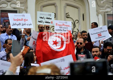 TUNIS, TUNESIEN – 05. MAI 2022: Tunesische Journalisten nehmen an einem marsch Teil, um gegen die Repression von Journalisten zu protestieren, nachdem sie in einer Berichterstattung von Gegnern des tunesischen Präsidenten Kais Saied vor dem Hauptquartier der tunesischen Nationalen Journalistenunion an der Habib Bourguiba Avenue angegriffen wurden. (Foto von Yassine Mahjoub/Sipa USA) Stockfoto