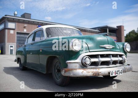 1953 grüne Chevrolet Bel Air Sedan mit weißem Dach an einem sonnigen Tag in Norwegen Stockfoto