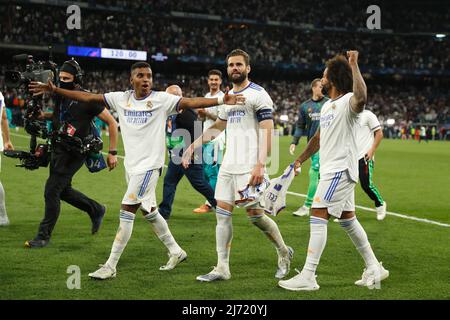 (L-R) Rodrygo Goes, Nacho Fernandez, Marcelo (Real), 4. MAI 2022 - Fußball / Fußball : Real Madrid-Teamspieler feiern nach dem Gewinn des UEFA Champions League Halbfinals 2.-Bein-Match zwischen Real Madrid CF 3-1 Manchester City FC im Estadio Santiago Bernabeu in Madrid, Spanien. (Foto von Mutsu Kawamori/AFLO) Stockfoto