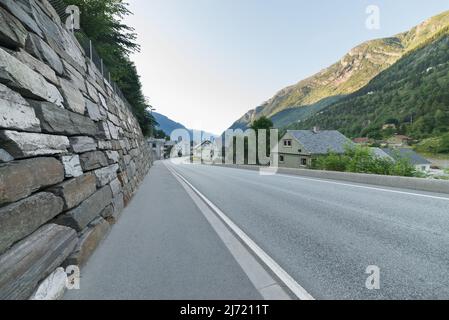 Blick auf die Straße in Odda. Norwegen Stockfoto