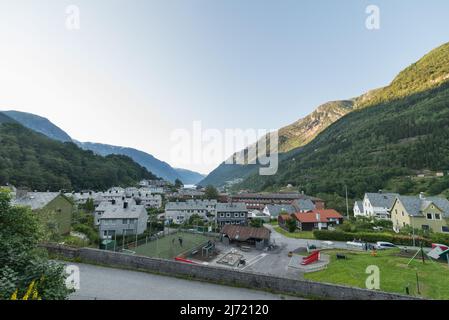 Blick auf die Stadt Odda bei Sørfjorden in Norwegen. Stockfoto