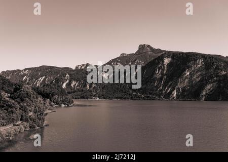 Epiafarben, Oesterreichische Romantikstrasse entlang des Mondsee bei Pichl Auhof mit Schafberg, Mondseeland, Salzkammergut, Oberoesterreich Stockfoto