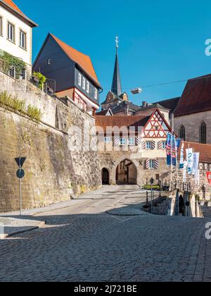 Stadtmauer, Bamberger Tor und Kirche St. Johannes der Taeufer in der Altstadt von Kronach, Oberfranken, Bayern, Deutschland Stockfoto