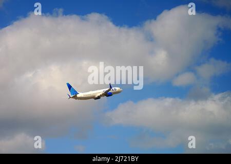 MIAMI, FL -13 MAR 2022- Ansicht eines Flugzeugs auf dem Flug von United Airlines (UA) am Miami International Airport (MIA), ehemals Wilcox Field, einem Drehkreuz Stockfoto