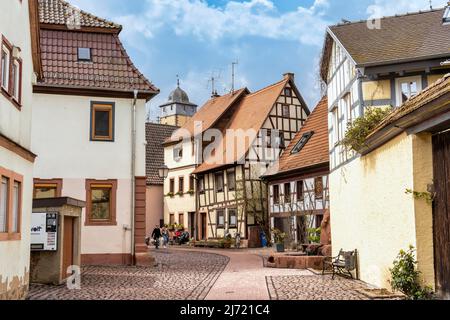 Gasse in der Altstadt von Lohr am Main mit alten Fachwerkhäusern, verlassene Bayern, Deutschland Stockfoto