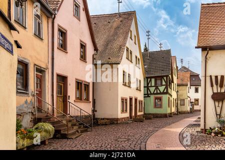 Gasse in der Altstadt von Lohr am Main mit alten Fachwerkhäusern, verlassene Bayern, Deutschland Stockfoto