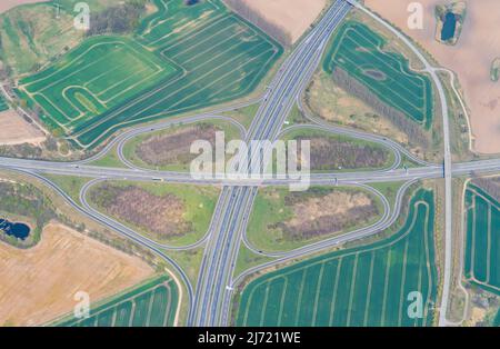 Luftbild des Autobahnkreuzes Wismar, A20, A14, Bundesautobahnen, Autobahnkreuz, Mecklenburg-Vorpommern, Deutschland Stockfoto