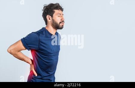 Mann mit Wirbelsäulenproblemen, Person mit Rückenproblemen auf isoliertem Hintergrund, Konzept mit Lendenwirbelproblemen, ein wund Mann mit Rückenschmerzen Stockfoto