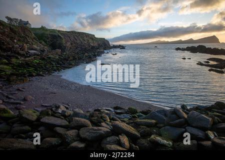 Wunderschöne Landschaft in der Nähe des Dooneen Pier bei Sonnenuntergang in der West Kerry Gaeltacht, Grafschaft Kerry, Münster, Irland Stockfoto