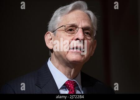 Washington DC, USA. 5. Mai 2022. Der US-Generalanwalt Merrick Garland hält am Donnerstag, den 5. Mai, im Hauptquartier des US-Büros für Alkohol, Tabak, Feuerwaffen und Sprengstoffe (ATF) in Washington, DC, beim Exekutivforum der Chefs of Police Eröffnungsansprache zum Thema Kriminalwaffen. 2022. Pool Foto von Michael Reynolds/UPI Kredit: UPI/Alamy Live News Stockfoto